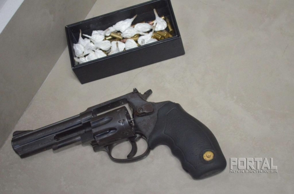 Arma, munições e drogas apreendidas foram encaminhados a 20ª SDP. (Foto: Bogoni)