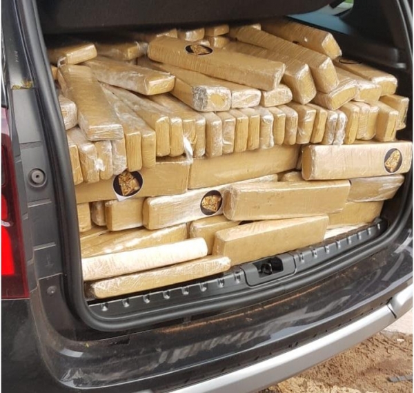 Maconha foi apreendida em carro roubado há cerca de uma semana