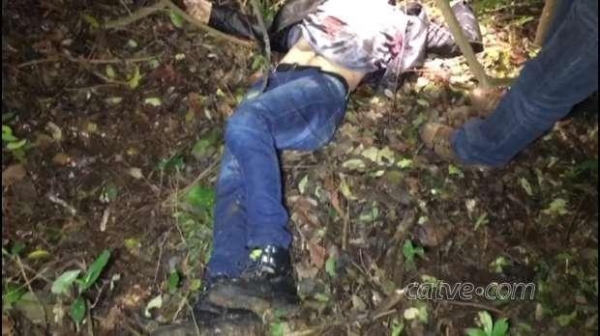 Um dos foi baleado e morreu no local (Foto: CATVE )