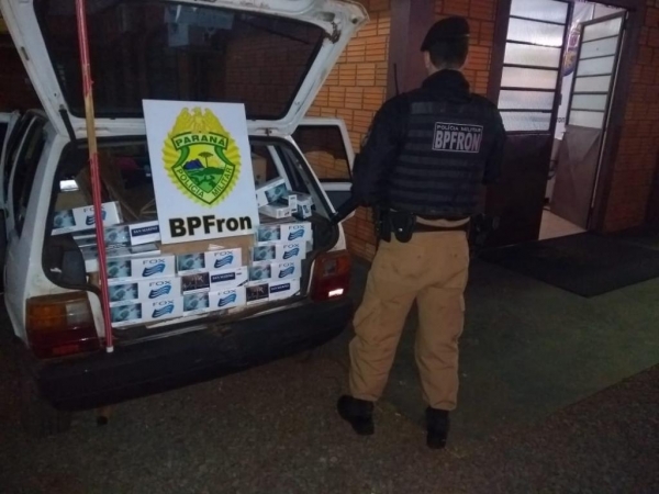 No Fiat Uno foram encontrados cerca de 20 caixas de cigarros contrabandeados do Paraguai.(Fotos: BPFron)