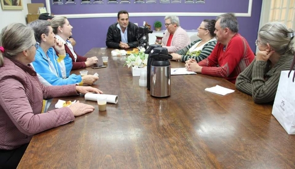 Virão 18 grupos da região, além de grupos de Ivoti, Lajeado e Marques de Souza (RS), Blumenau (SC) e Catuetê, no Paraguai para o Encontro Interestadual de Dança Sênior  O grupo de danças Leben Spur de Pato Bragado comemora 23 anos e para celebrar a data, espera reunir o mesmo número de grupos de danças, no sábado (08), no centro de eventos do parque de exposições, em mais uma edição do Encontro Interestadual de Dança Sênior.    O coordenador do evento, professor de danças da Secretaria de Educação e Cultura, Sival Klitzke conta que a programação inicia às 9h30 com apresentação do grupo Roda Alegre, que é composto apenas por mulheres do município. Na sequência ocorrem as demais apresentações, seguindo com almoço e matinê.   Sival que também é professor do grupo Leben Spur e Herança do Sul conta que virão 18 grupos da região, além de grupos de Ivoti, Lajeado e Marques de Souza (RS), Blumenau (SC) e Catuetê, no Paraguai.   Segundo o professor, o encontro ocorre a cada dois anos, na intenção de promover a socialização e o entretenimento a centenas de pessoas da melhor idade.    O prefeito em exercício, Dirceu Anderle, reconhece o trabalho especial que o professor realiza diariamente com os grupos. “É preciso agradecer o Sival e a secretária de Educação e Cultura, Cristiane Bonatto por estarem divulgando e movimentando o nosso comércio, a nossa cidade e proporcionando qualidade de vida aos nossos idosos”, enaltece.  A  secretária de Educação e Cultura, Cristiane Bonatto, convida a todos para prestigiarem.(Foto: Assessoria)