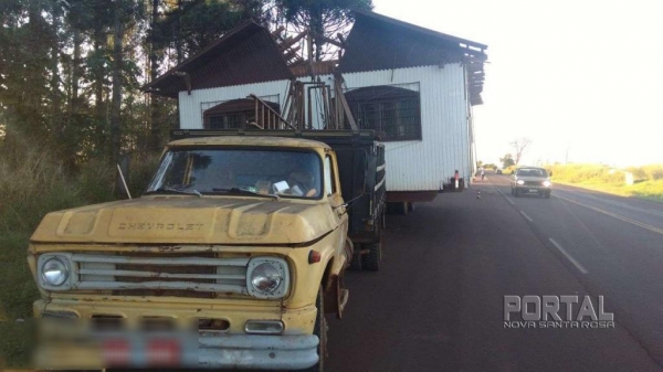 O motorista do caminhão envolvido transportava uma casa de madeira. (Fotos: Bogoni/Radar B.O.)