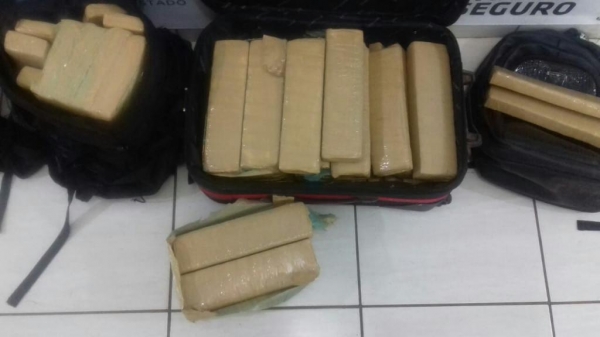 Droga foi encontrada no bagageiro do veículo, após um passageiro desconfiar de outro. (Fotos: PRF)