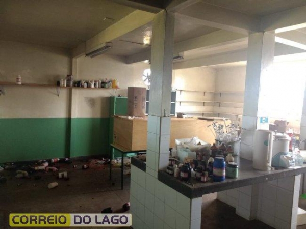O colégio e todo o quarteirão foram evacuados e isolados . (Foto: Correio do Lago)
