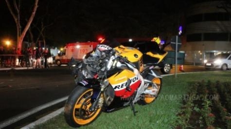 Uma jovem de 17 anos, que estava na garupa da motocicleta sofreu ferimentos leves. (Foto: Plantão Maringá)