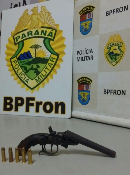 Um indivíduo residente de 43 anos, arma, munições e dinheiro foram encaminhados aos procedimentos legais cabíveis.(Foto: BPFron)