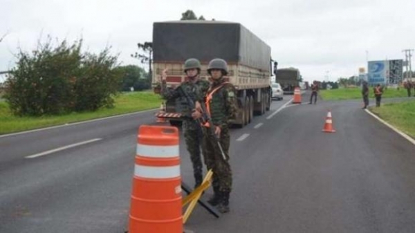 Três homens foram presos pelo Exército Brasileiro na noite de terça-feira (18). (Foto: Catve)