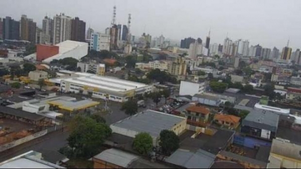 O alerta da Defesa Civil pede para que a população tenha cuidado, evite ficar em locais de risco, se esconder embaixo de árvores.(Foto: Catve)