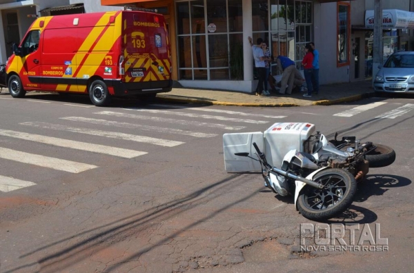 O condutor da moto foi socorrido com uma luxação na perna esquerda. (Foto: Bogoni/Radar B.O.)