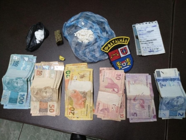 A droga apreendida, assim como o dinheiro e morador da casa foram encaminhados para a Delegacia de Polícia Civil de Marechal Rondon (Foto: AquiAgora.net )