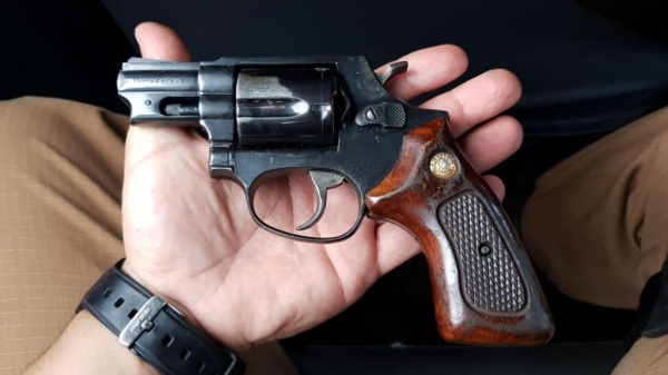 A arma e o homem foram encaminhados para a delegacia. (Foto: PM)
