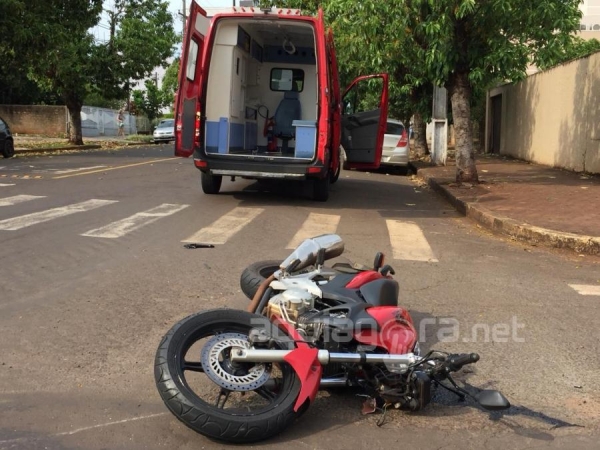Uma equipe do Corpo de Bombeiros esteve no local prestando atendimento e encaminhou o motociclista, de 24 anos, para atendimento médico ao Hospital Rondon (Foto: Fernanda Bourscheidt/AquiAgora.net )