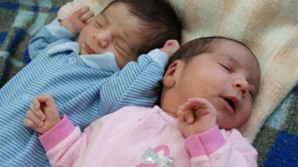 A mulher teve os bebês de parto natural. (Foto: Catve)