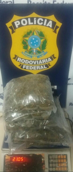 Jovens são detidos com maconha dentro de mochila em Medianeira. (Foto: PRF)