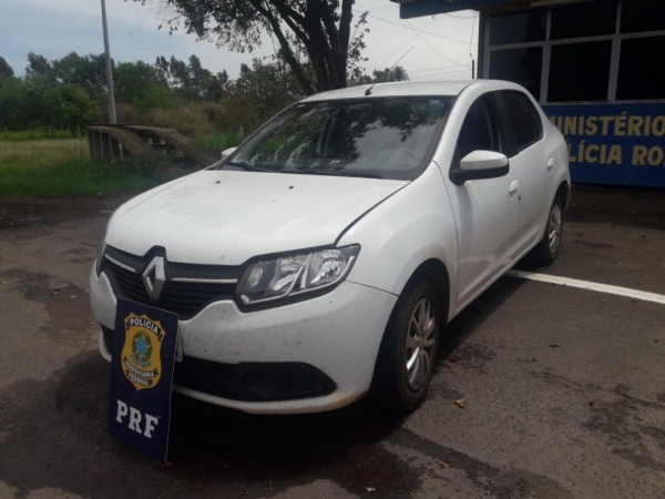 Preso em flagrante, motorista pretendia levar o carro até o Paraguai(Foto: PRF)