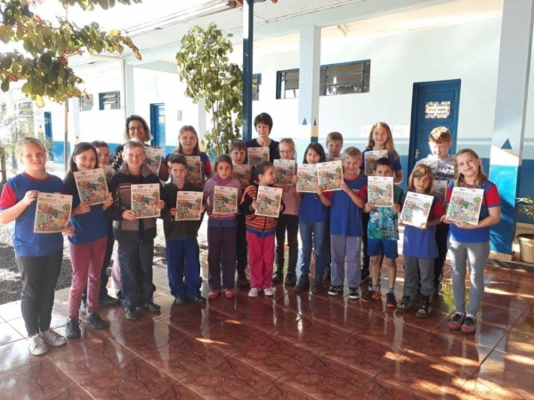 Os alunos das escolas municipais da sede e dos distritos receberam uma revista informativa intitulada. (Fotos: Divulgação)