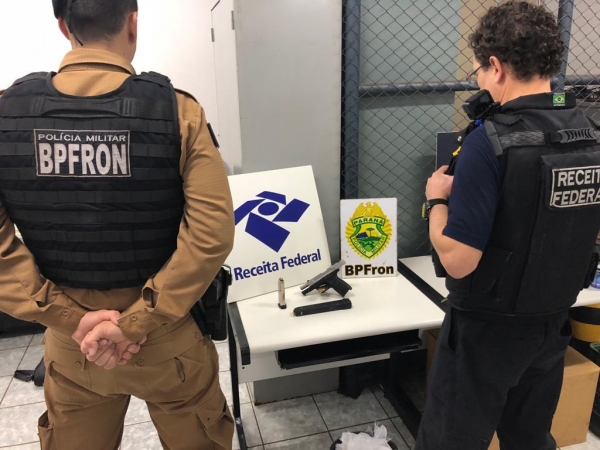 Após revista aos passageiros, foi encontrado na axila da mulher uma pistola 9 milímetros de uso restrito da polícia. (Fotos: BPFron)