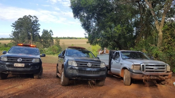 Foram apreendidos 450 pacotes de cigarros. (Fotos: BPFron)