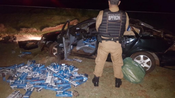 No veículo foram encontrados 30 caixas de cigarros contrabandeados do Paraguai.(Fotos: BPFron)