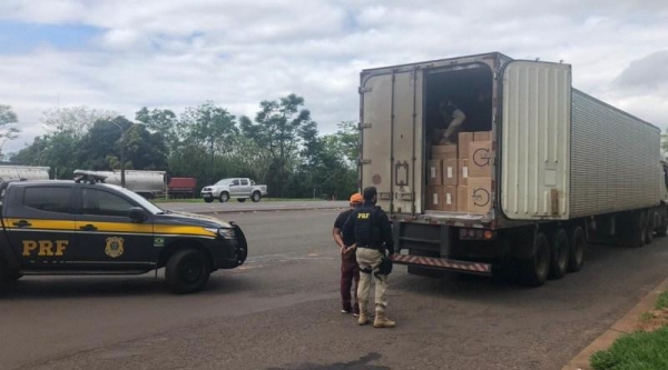 Caminhão carregado com os maços de cigarros - Foto: Foto: Divulgação / PRF