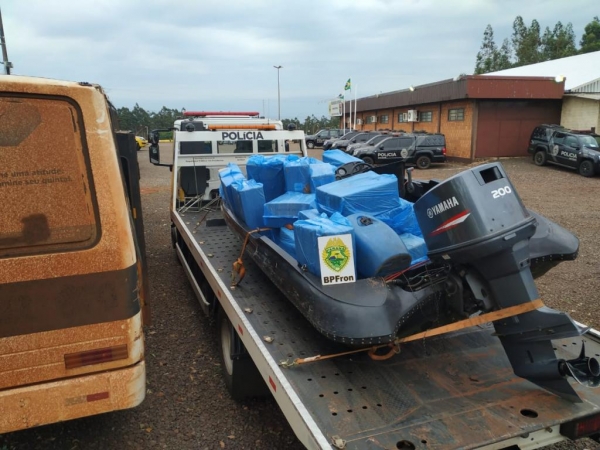 Lancha, ônibus e cigarros foram apreendidos (Foto: BPFron/Divulgação )