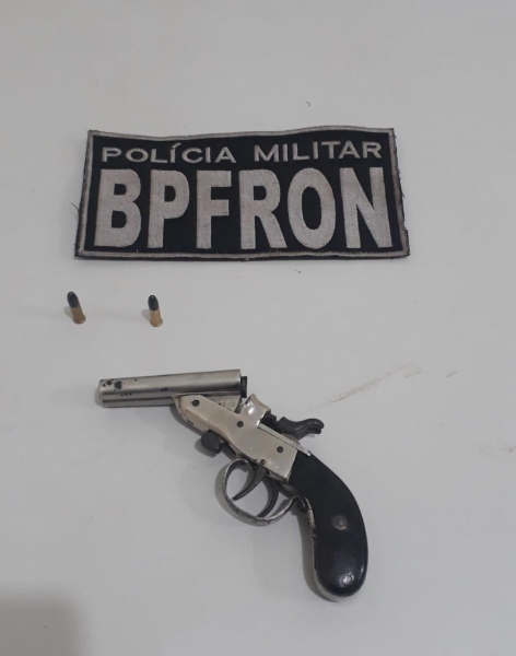 A arma estava no veículo. (Foto: BPFron)