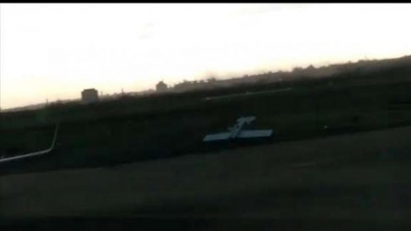 O avião foi atingido por uma forte rajada de vento. (Foto: Reprodução)