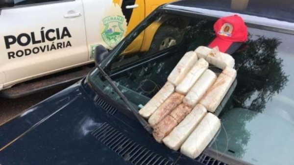 No Fiat Uno apreendido, foram encontrados na caixa de ar lateral do carro, dez tabletes de crack que serão pesados. (Foto: Catve)