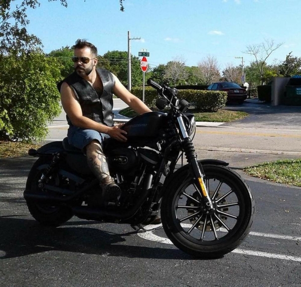 Brasileiro de 38 anos conduzia uma moto quando não conseguiu frear em um cruzamento e morreu no Estados Unidos — Foto: Arquivo Pessoal