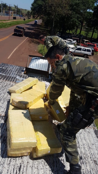 A droga estava em um compartimento na baú do caminhão. (Fotos;PM)