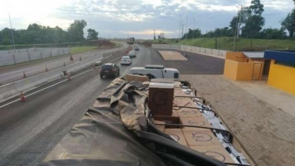 O motorista de 52 anos informou que carregou cerca de 830 caixas de cigarros em Guaíra e levaria até Campo Largo. (Foto:PRF)