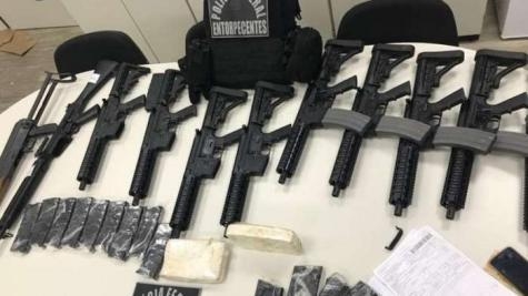 As armas que saíram de Cascavel estavam escondidas dentro da caixa de uma fritadeira elétrica.. (Foto: O Dia)