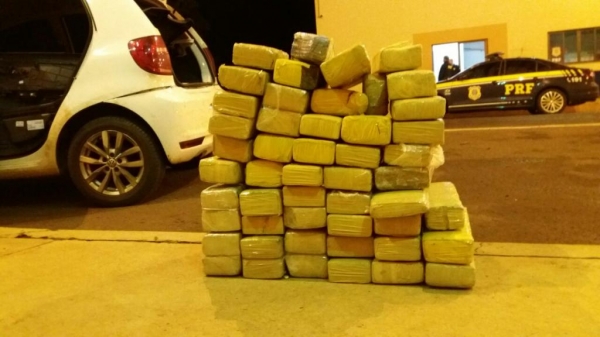 O destino da droga seria cascavel> (Fotos: PRF)