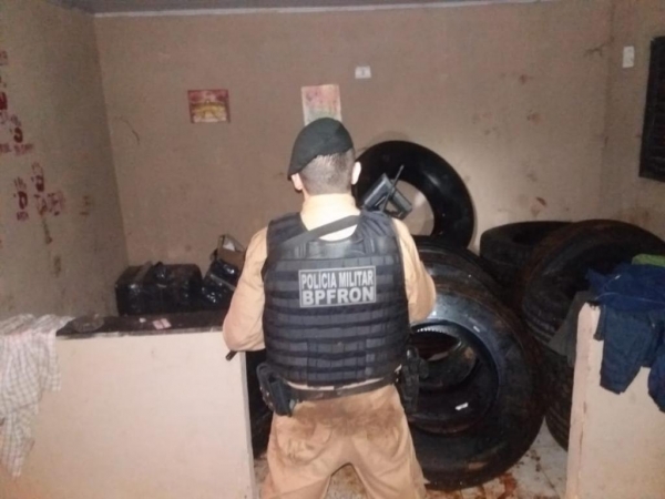 No depósito foram encontrados 16 pneus contrabandeados aproximadamente 100 kg de substância análoga a veneno agrícola.(Foto: BPFRON)