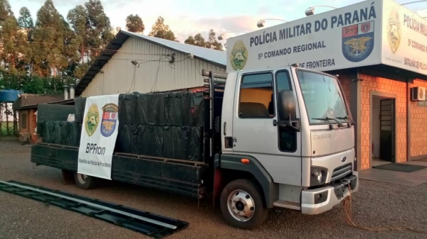 O caminhão possui queixa de furto da cidade de Blumenau. (Foto: BPFRON)