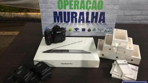 Durante fiscalização, foram encontrados 16 iPhones, 13 relógios Apple, um MacBook e seis câmeras fotográficas. (Fotos: Assessoria)