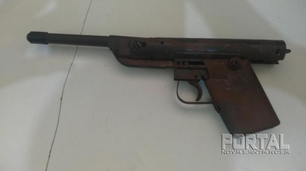 Durante as buscas a equipe encontrou uma arma antiga. (Foto: PM)