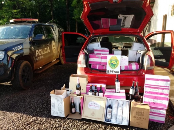 Foram encontrados aproximadamente 52 caixas contendo bebidas diversas. (Foto: BPFRON)