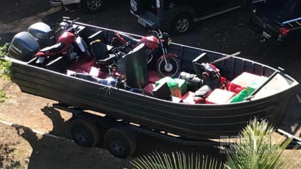 Todas as mercadorias, os cigarros e as motocicletas foram encaminhadas a sede do NEPOM da Polícia Federal. (Foto: PF)