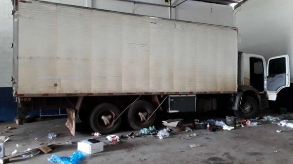 Caminhão foi encontrado em um barracão em Maringá — Foto: Divulgação/Polícia Civil