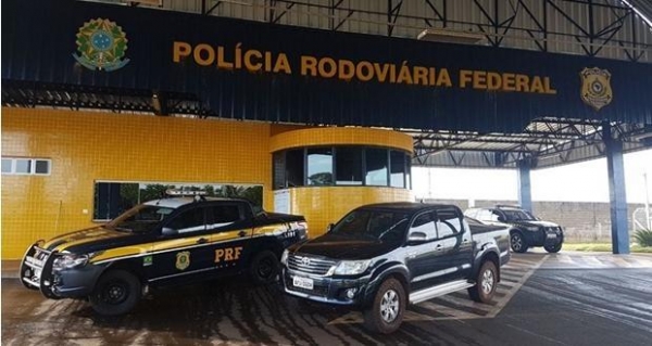 O homem detido disse que ganharia 600 reais para levar o veículo ao Paraguai. (Foto: PRF)