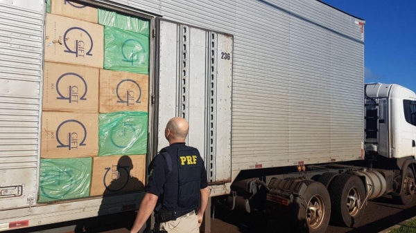 Os 750 mil maços de cigarro estavam dentro de uma carreta na BR-163, o motorista fugiu. (Foto: PRF)
