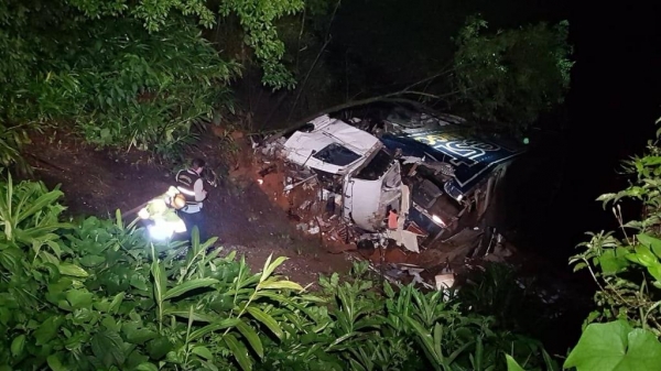 No impacto a cabine foi destruída e a motorista morreu na hora.(Foto: Massa News)