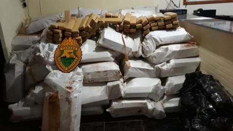 Os detidos foram entregues à justiça e a droga apreendida terá destinação legal. (Fotos: CGN)