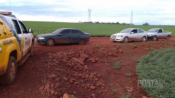 Veículos apreendidos na rota do cigarro. (Foto: PM)