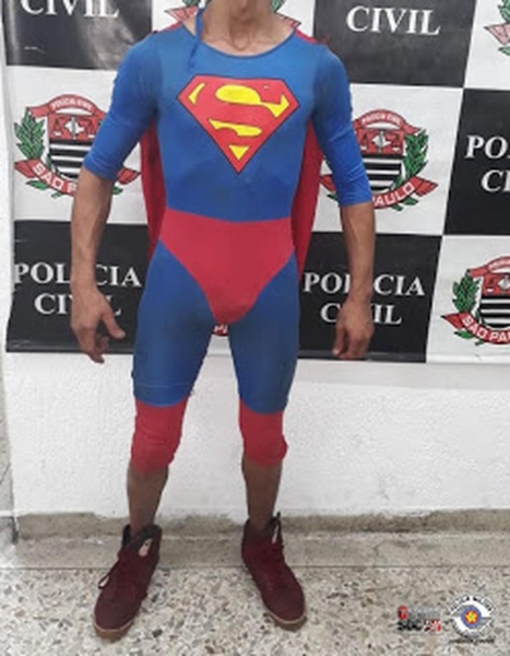 Superman é preso pela PM no Centro de SP; ele era procurado da Justiça por tráfico de drogas — Foto: Reprodução Twitter PM