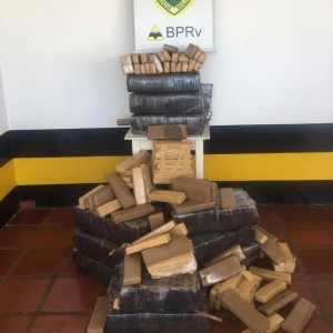 Polícia Rodoviária suspeita que carro abandonado com 300 kg de maconha teve problemas mecânicos; em Cruzeiro do Oeste — Foto: PRE/Divulgação