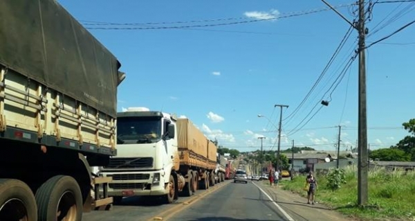 O prefeito Heraldo Trento, pede paciência para quem precisa passar pelo local. (Foto: Rota Guaíra)