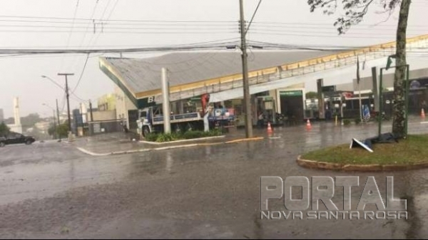 A cobertura foi danificada na tarde desta quarta-feira em Cascavel. (Foto: Reprodução)