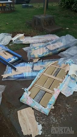 A droga estava entre as tábuas de passar roupas. (Foto: PRF)